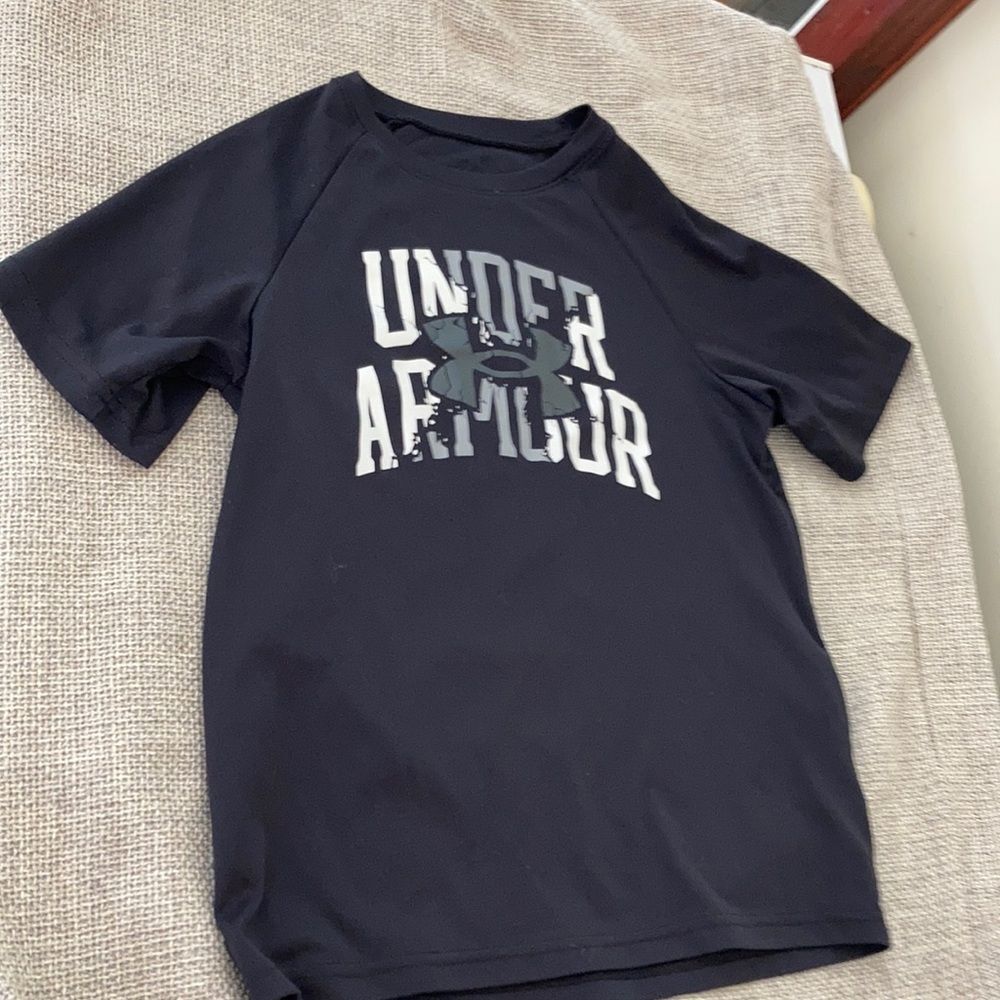 Under Armour black short sleeve tee shirt